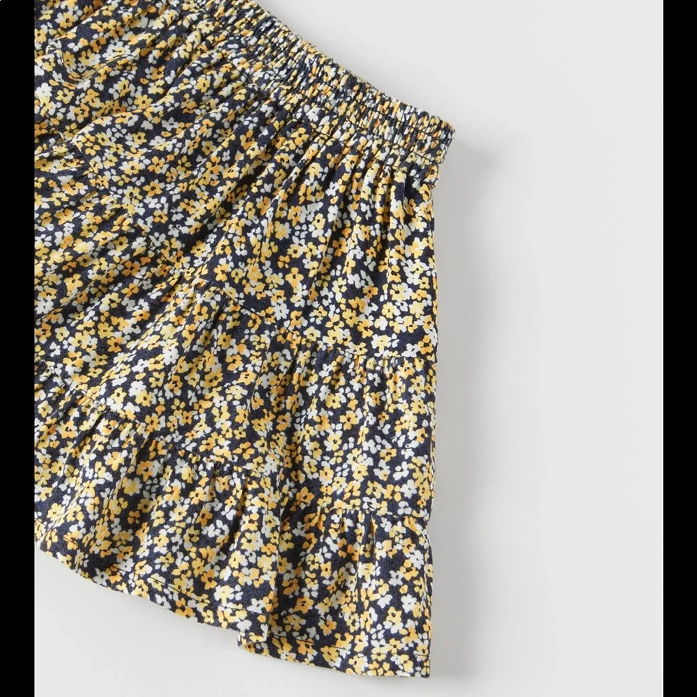 • Zara • Floral Skirt - Picture 2 of 3